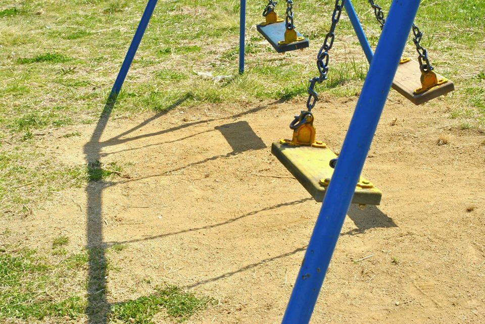 公園のブランコの写真