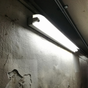 吉野口駅の地下通路の電灯の写真