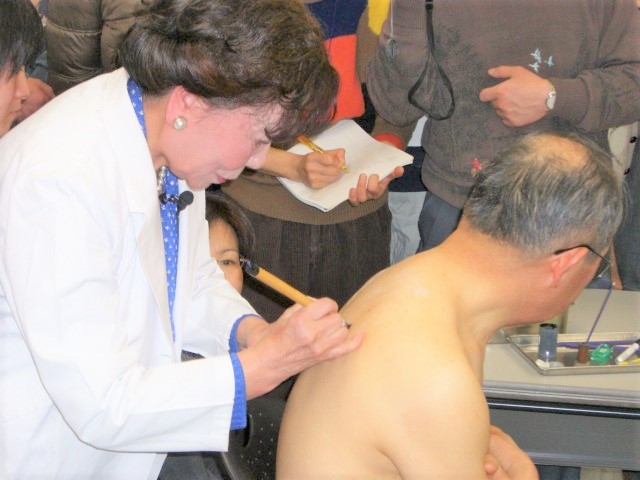 写真は東京灸法臨床研究会（２００７年３月１８日）の講習会風景です。